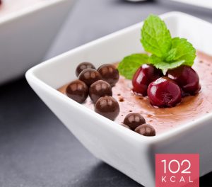 Mousse de Cerejas e Crocantes de Chocolate