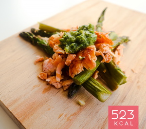 Salada de Salmão com Molho Pesto e Espargos