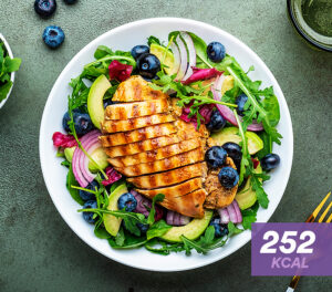 salada-de-frango-com-mirtilos-e-abacate