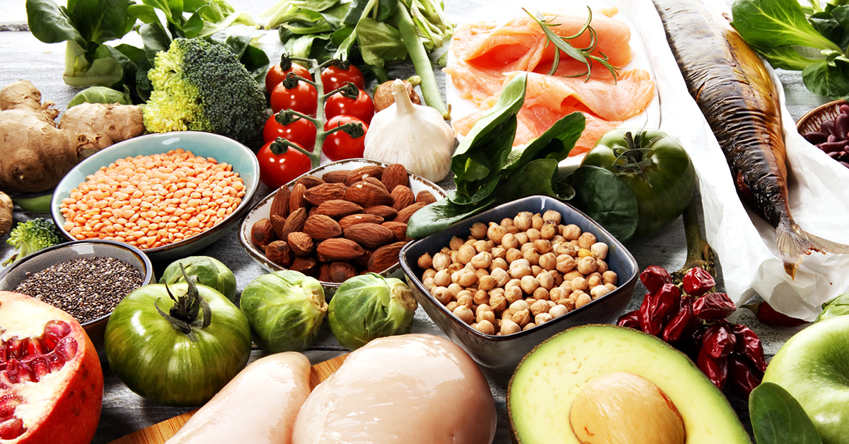 imagem que mostra alimentos para uma alimentação mais saudável, como frutas, legumes e proteínas boas.